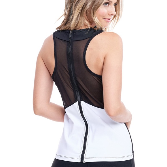 Mesh black and white contrast workout top size medium - Picture 2 of 4